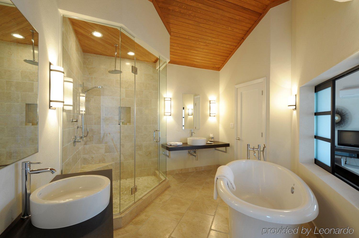Sky Beach Club Governor S Harbour Interior foto